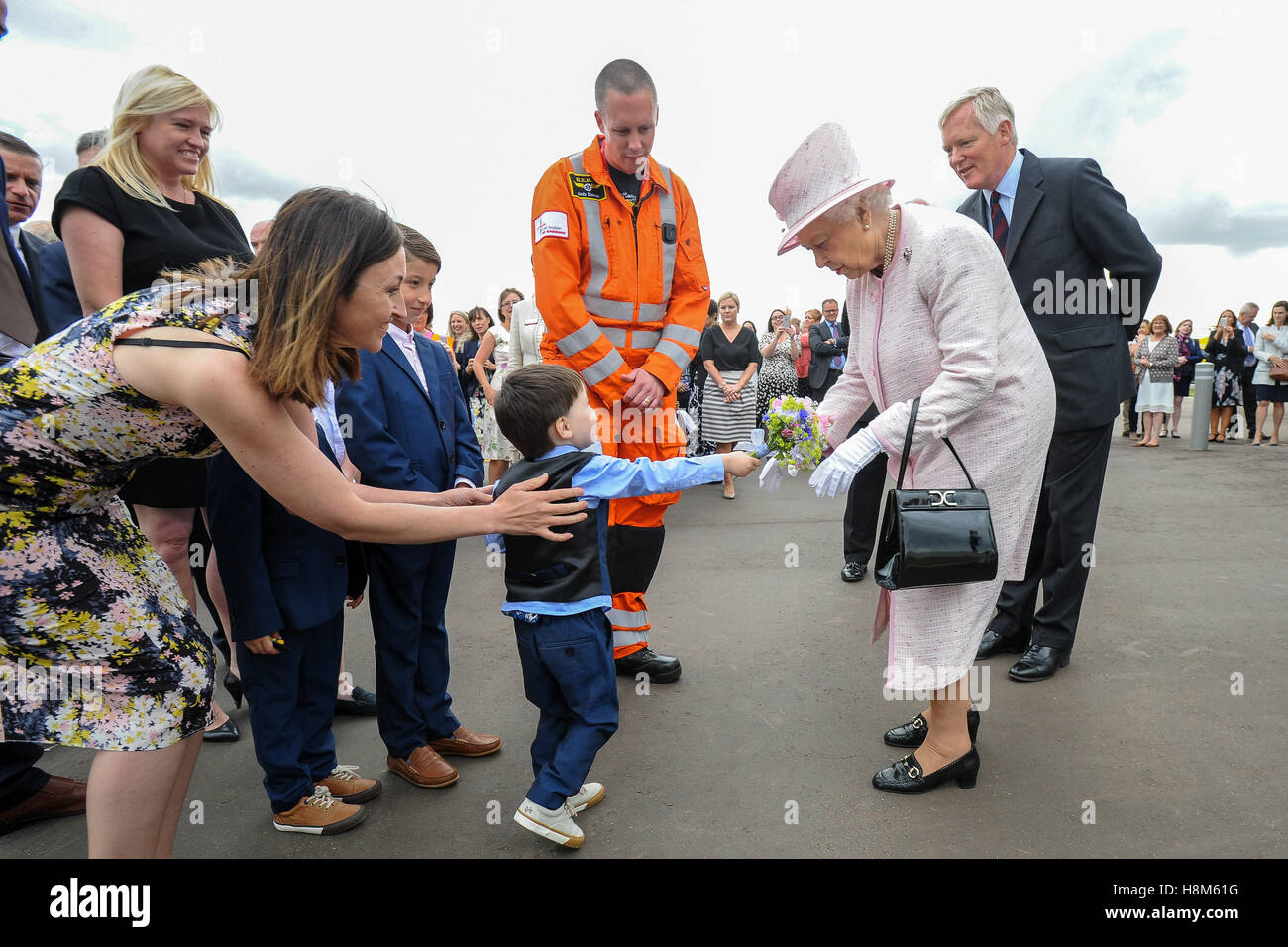 La Reine et le Prince Philip avec le Prince William à l'ouverture de la nouvelle base Air Ambulance East Anglian (EAAA) à Cambridge Banque D'Images