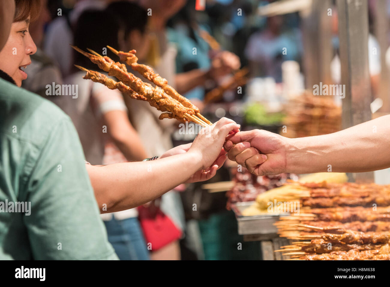 Beijing, Chine - un client d'acheter de la nourriture à la collation de Donghuamen Night Market, un grand marché plein air c'est une attraction pour l Banque D'Images