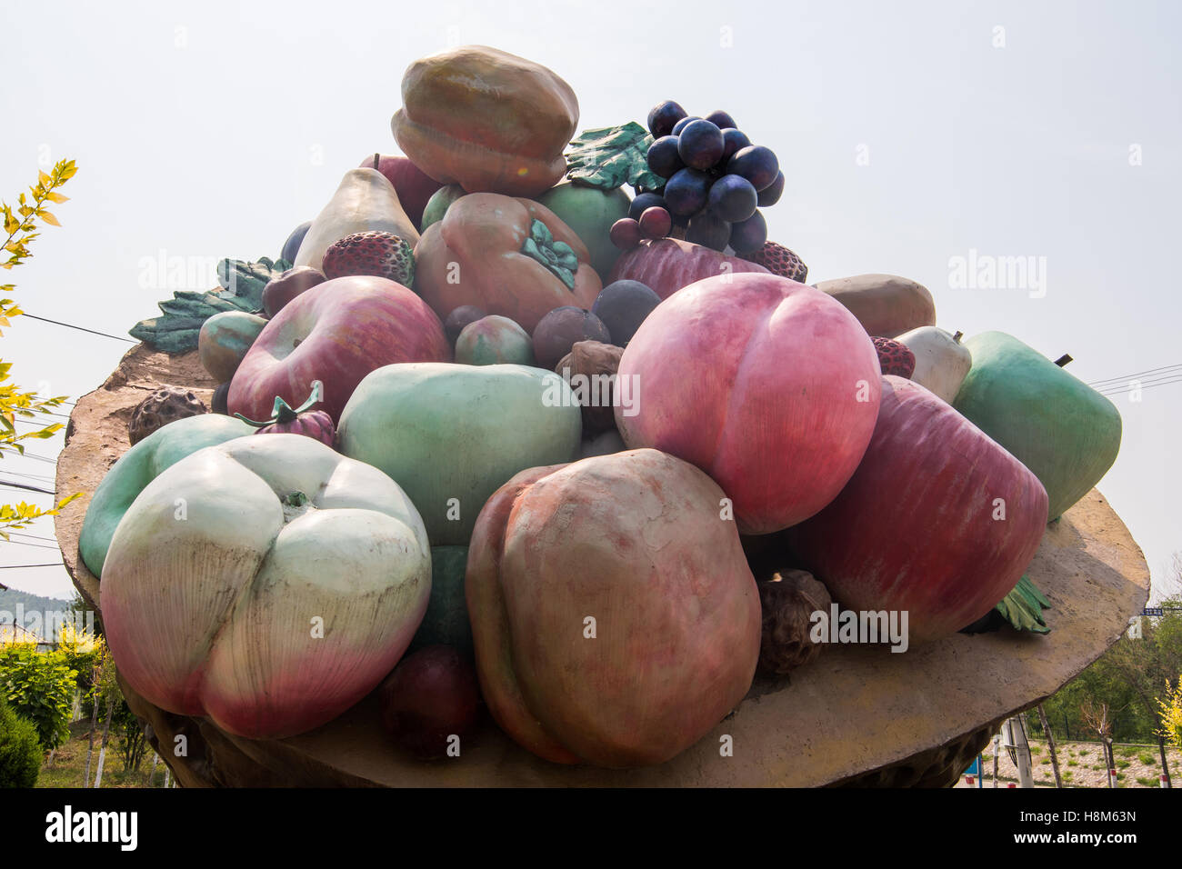 Beijing, Chine - une sculpture géante de fruits et légumes dans une ferme près de Beijing, Chine Banque D'Images