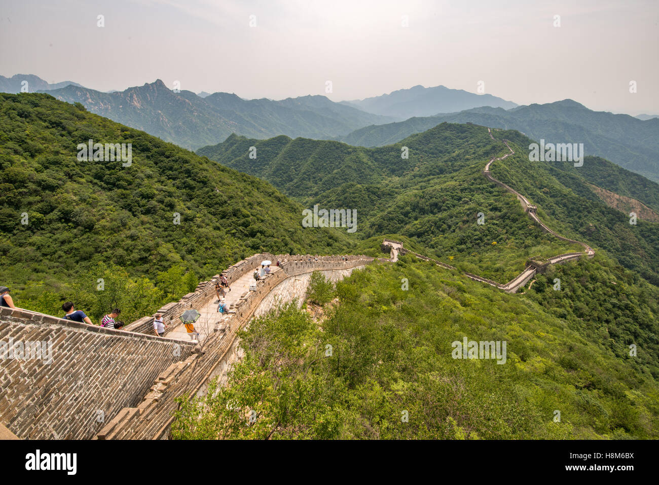 Mutianyu, Chine - paysage de touristes de prendre des photos et marcher sur la Grande Muraille de Chine. Le mur s'étend sur plus de 6,0 Banque D'Images