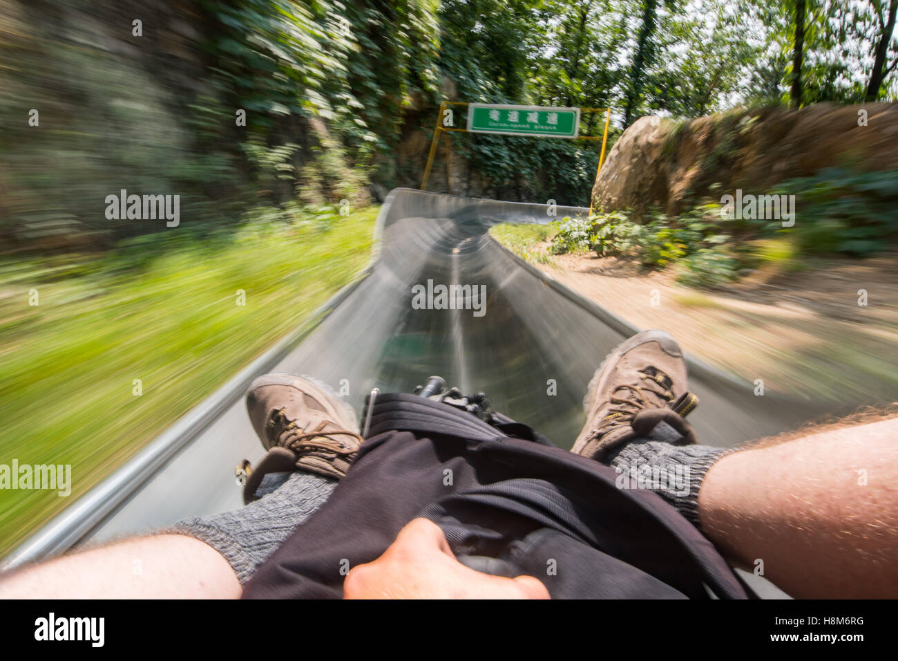Mutianyu, Chine - Office de glisser vers le bas la glissoire à la Grande Muraille de Chine. Le mur s'étend sur plus de 6 000 régions montagneuses Banque D'Images