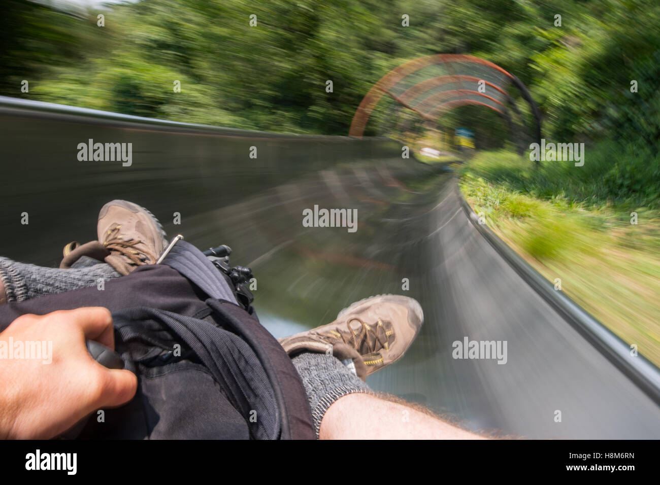 Mutianyu, Chine - Office de glisser vers le bas la glissoire à la Grande Muraille de Chine. Le mur s'étend sur plus de 6 000 régions montagneuses Banque D'Images