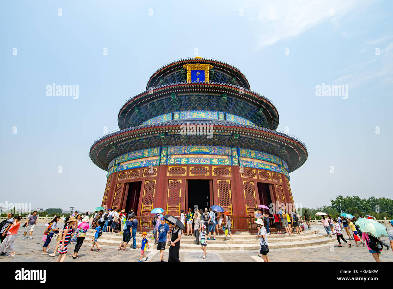 Beijing, Chine - Touristes balade pour visiter le Temple du Ciel, autel sacrificiel impérial situé dans le centre de Pékin. Banque D'Images