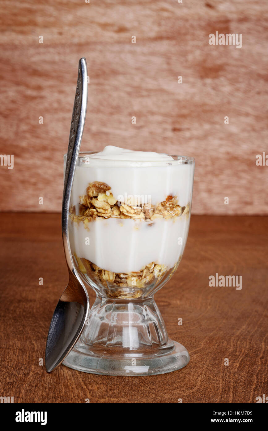 Parfait Glacé à la vanille muesli Banque D'Images