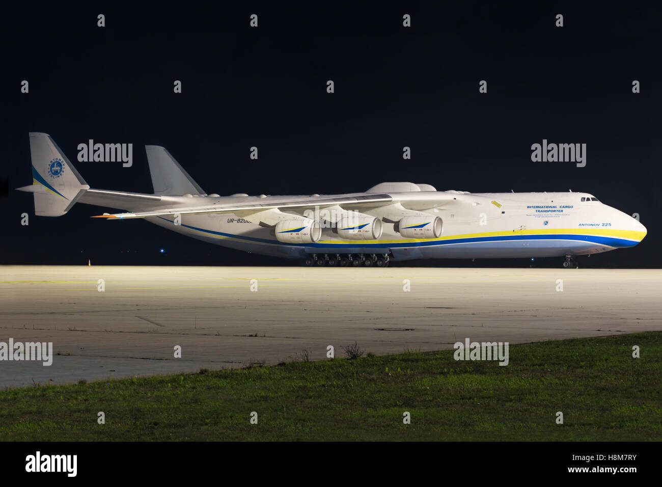 Leipzig/Allemagne le 12 novembre 2016 : Antonov AN225 le plus grand avion au monde de prendre à l'aéroport de Leipzig. Banque D'Images