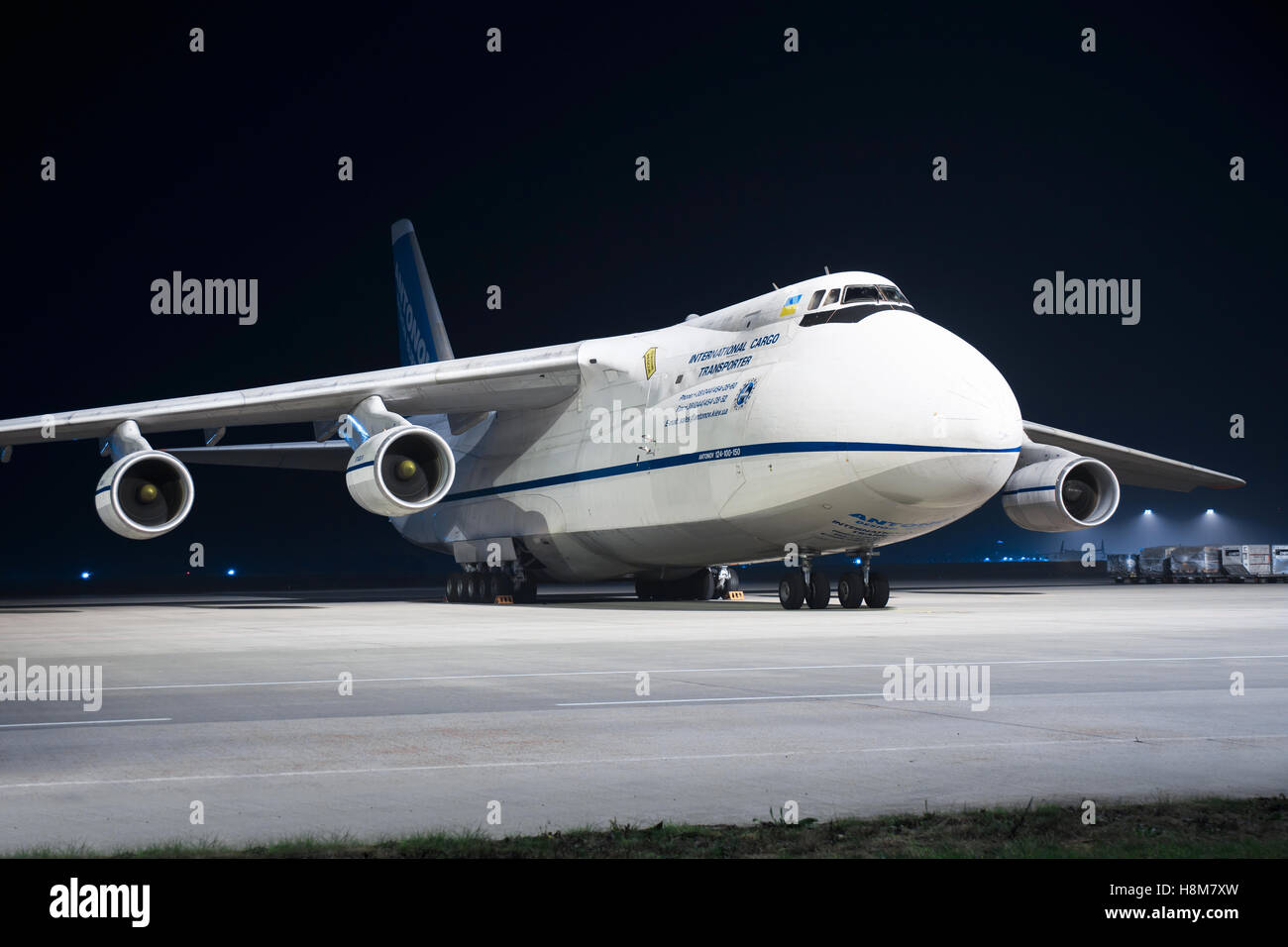 Leipzig/Allemagne le 12 novembre 2016 : Antonov AN-124 Antonov Design Bureau le plus gros avion au monde en tenant à la Leipzig Airpo Banque D'Images