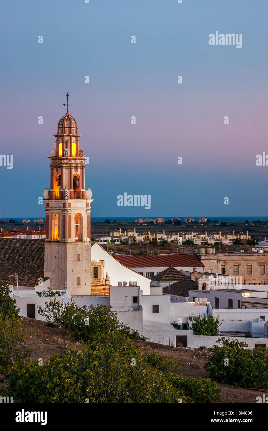 Coucher du soleil à la Tour de l'Église du Sauveur, dans le village blanc d'Ayamonte, Huelva dans le sud de l'Andalousie, Espagne Banque D'Images