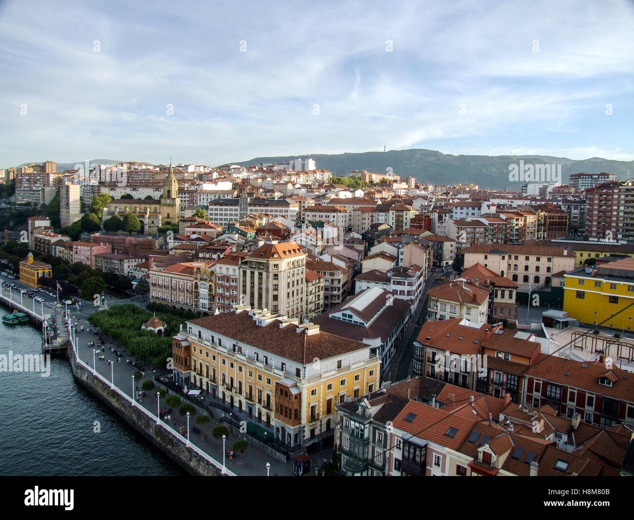 La ville de Bilbao (Bilbao) vue depuis le pont suspendu Banque D'Images