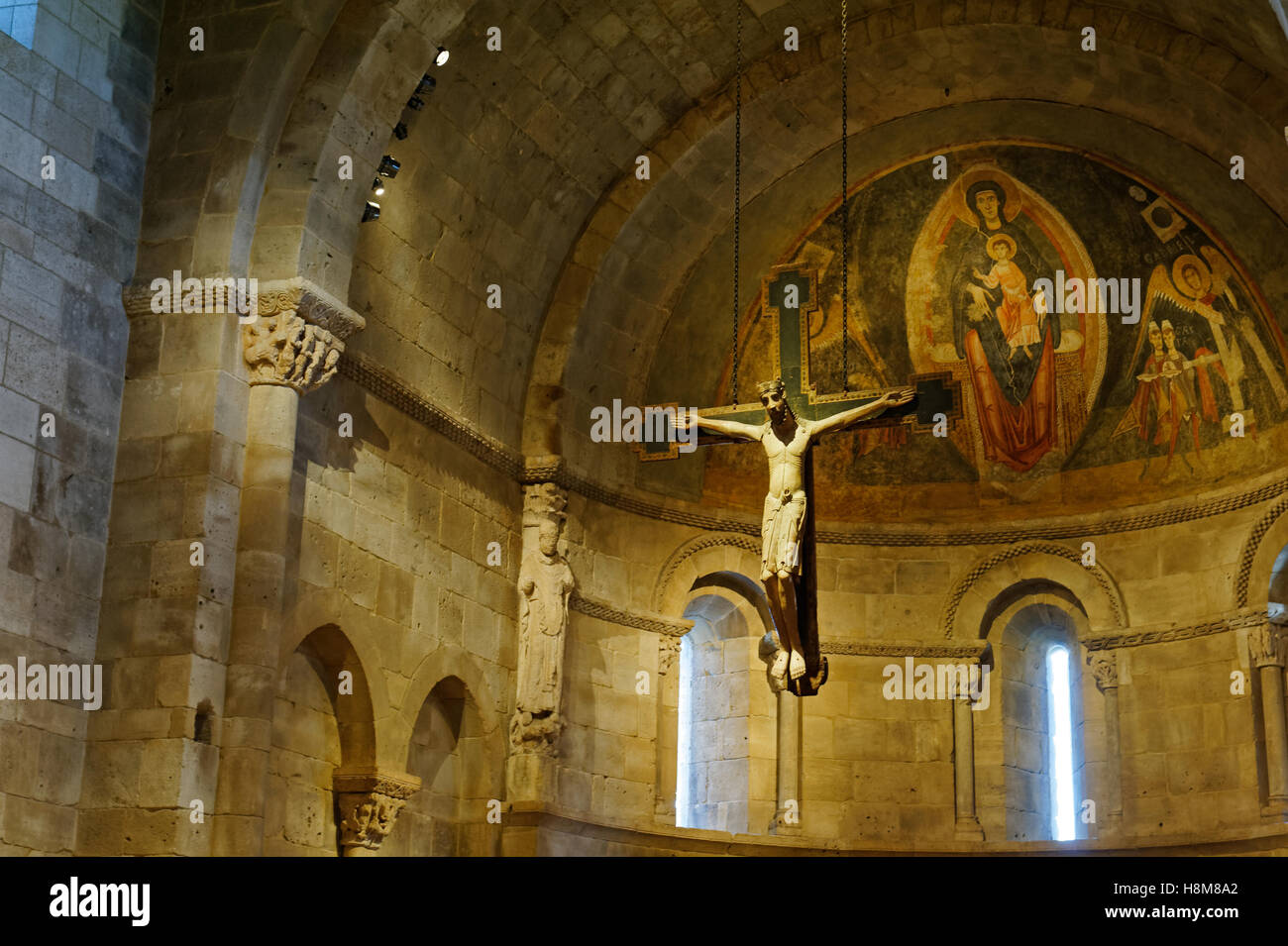 L'abside Fuentidueña dans les cloîtres musée montre la Vierge et l'enfant en majesté, l'Adoration des Mages et un crucifix. Banque D'Images