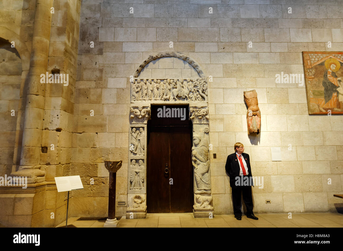 Une porte dans la chapelle Fuentidueña chambre du cloître est surmonté d'une sculpture de Jésus entrant dans Jérusalem. 13 novembre, 2016 Banque D'Images