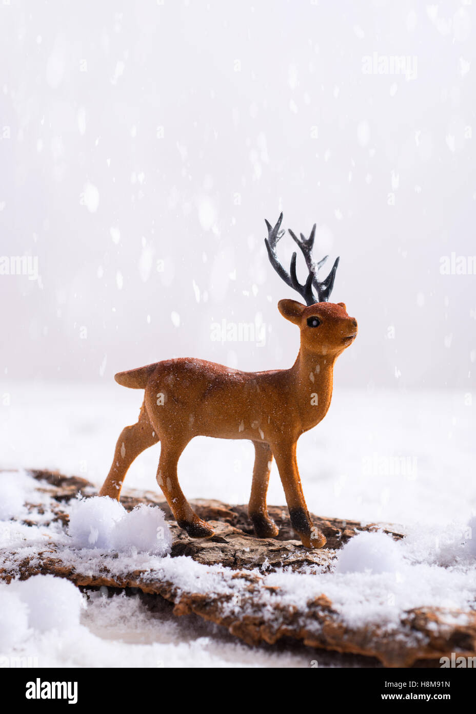 L'animal renne figure sur maisons en bois rond avec de la neige pour Noël Banque D'Images