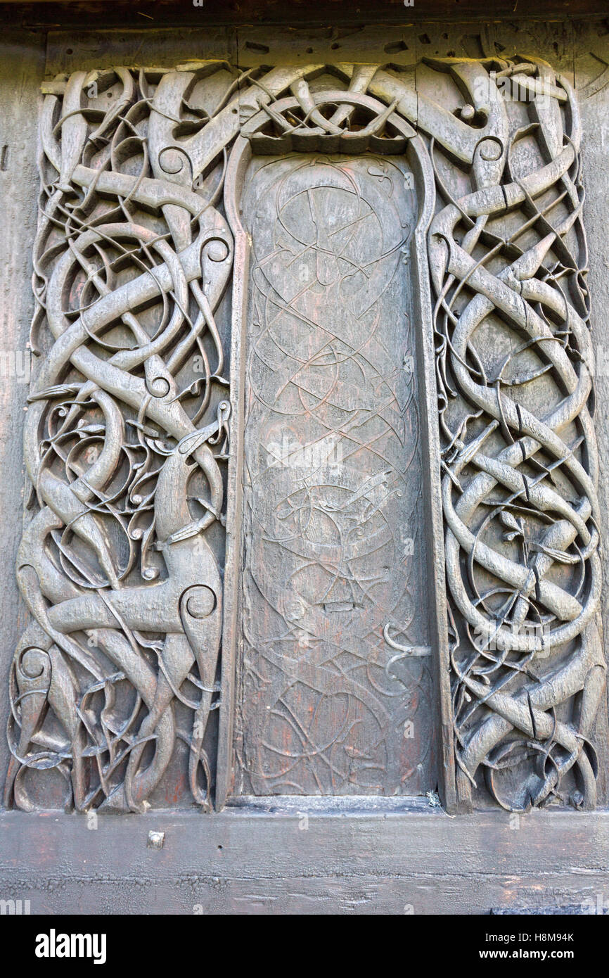 Sur les montants de porte et des sculptures sur un mur à l'église de planches Urnes, Ornes, lustre, comté de Sogn og Fjordane, Norvège Banque D'Images