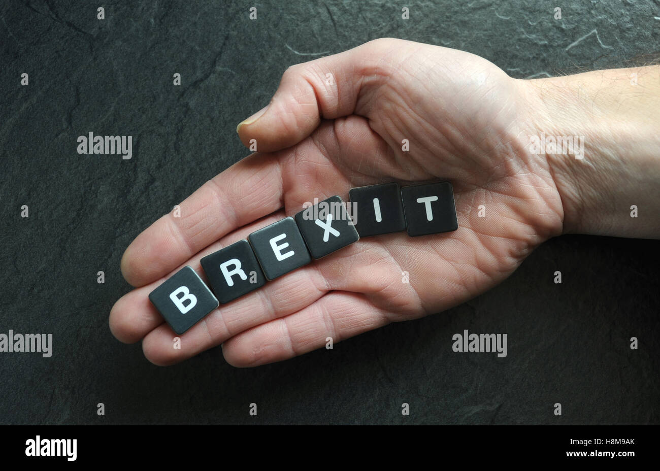 MANS PART AVEC CARREAUX MOT 'orthographe' BREXIT BREXIT DE NOUVEAU L'UE QUITTER L'UNION EUROPÉENNE VOTE RÉFÉRENDAIRE CAMPAGNE LAISSER GO UK Banque D'Images