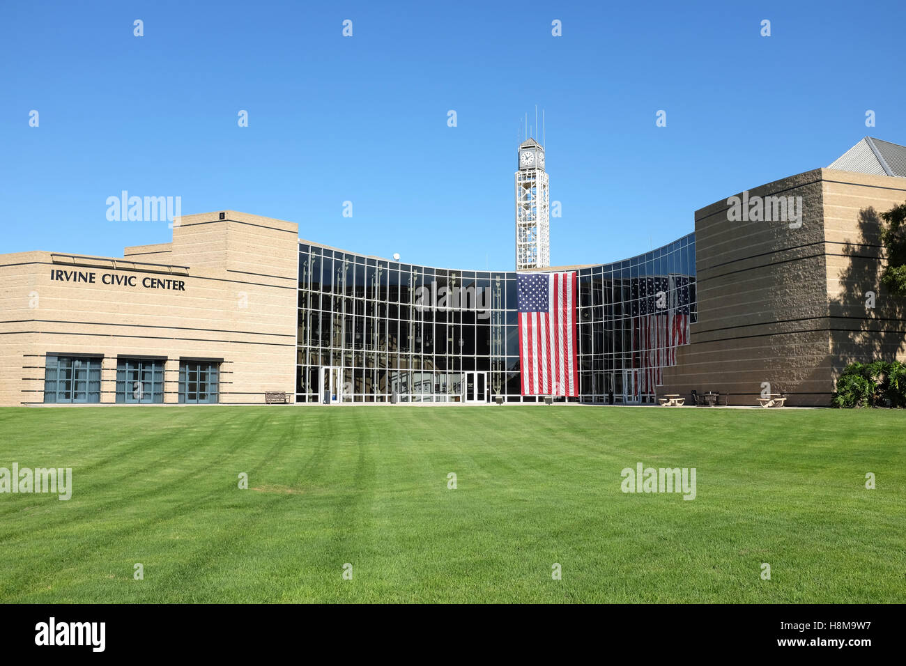 L'Irvine Civic Center avec un grand drapeau américain à travers le visage drapé de l'édifice en l'honneur des anciens combattants 24. Banque D'Images