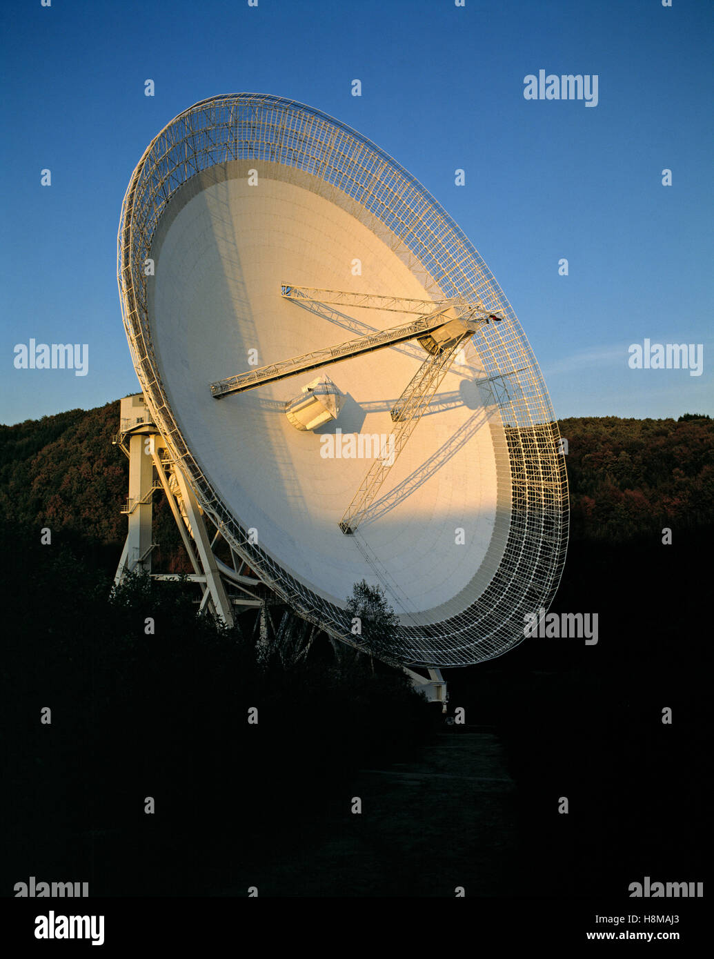 Télescope radio de l'Institut Max Planck pour la radioastronomie, Bad Muenstereifel, Effelsberg, Rhénanie du Nord-Westphalie Banque D'Images