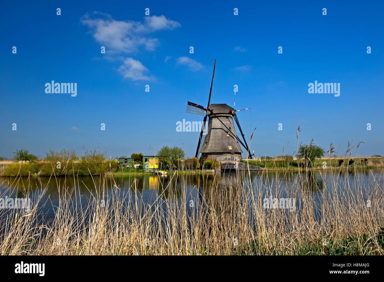 Moulin à vent hollandais sur un canal, Site du patrimoine mondial de l'Alblasserwaard polder, Kinderdijk, Hollande méridionale, Pays-Bas Banque D'Images