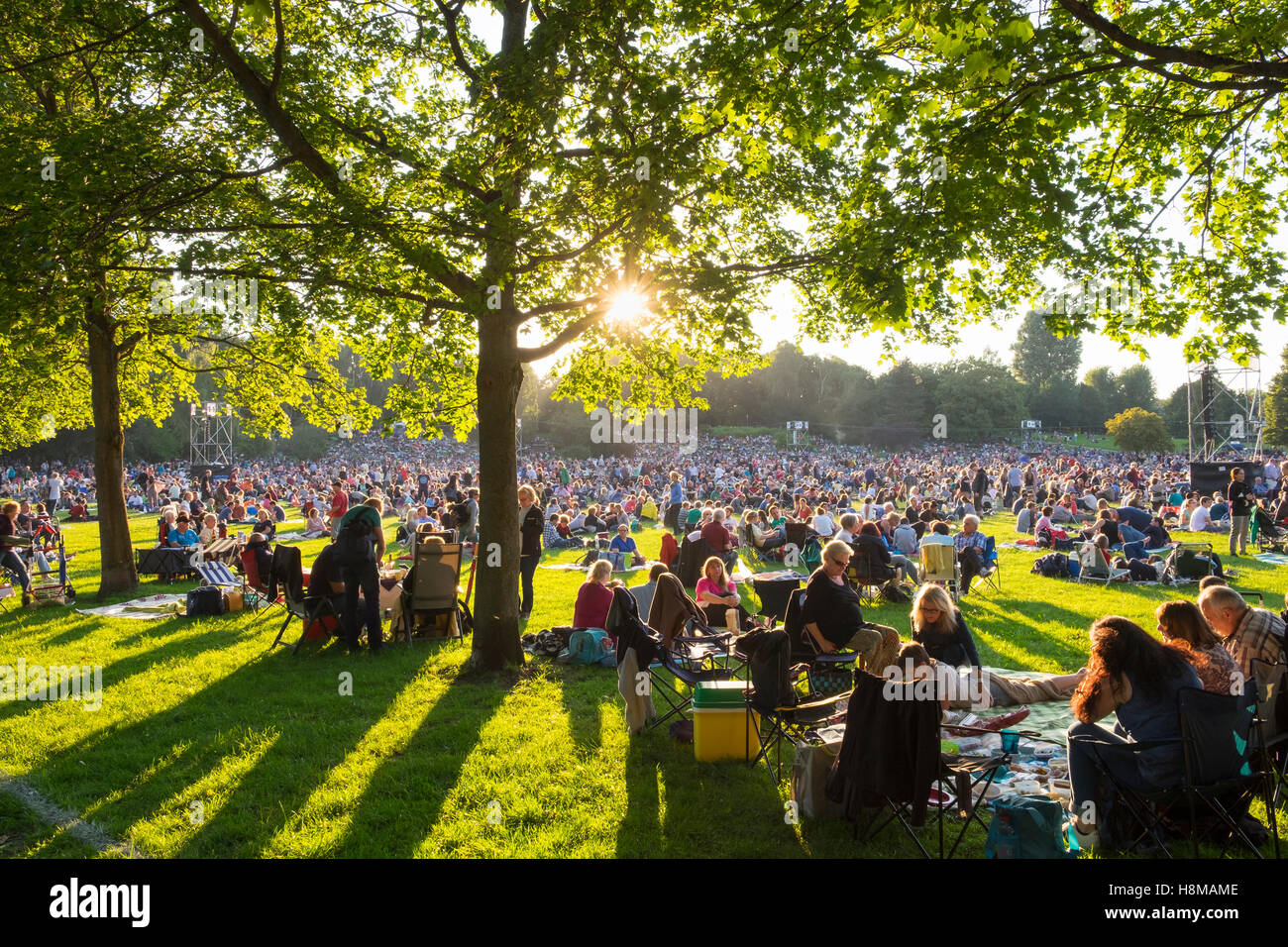 Visiteurs à la Classique Air libre à la pique-nique dans le parc Luitpoldhain,, Nuremberg, Mittelfranken, Franconia, Bavaria, Germany Banque D'Images