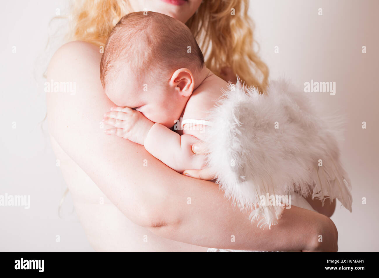 Portrait De Maman Avec Son Bebe Ange Photo Stock Alamy