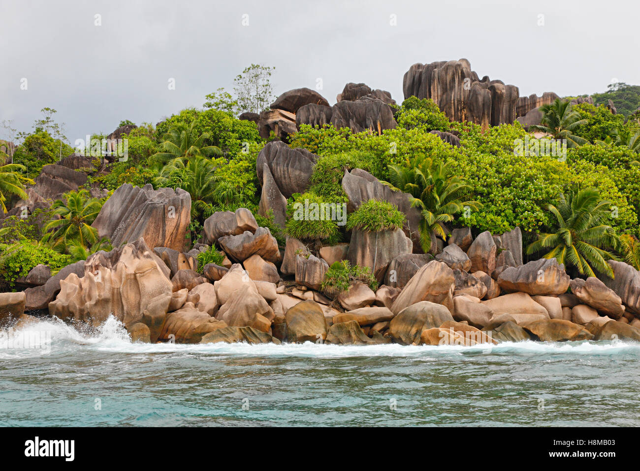 Les roches de granit sur l'île de la Digue, Seychelles Banque D'Images