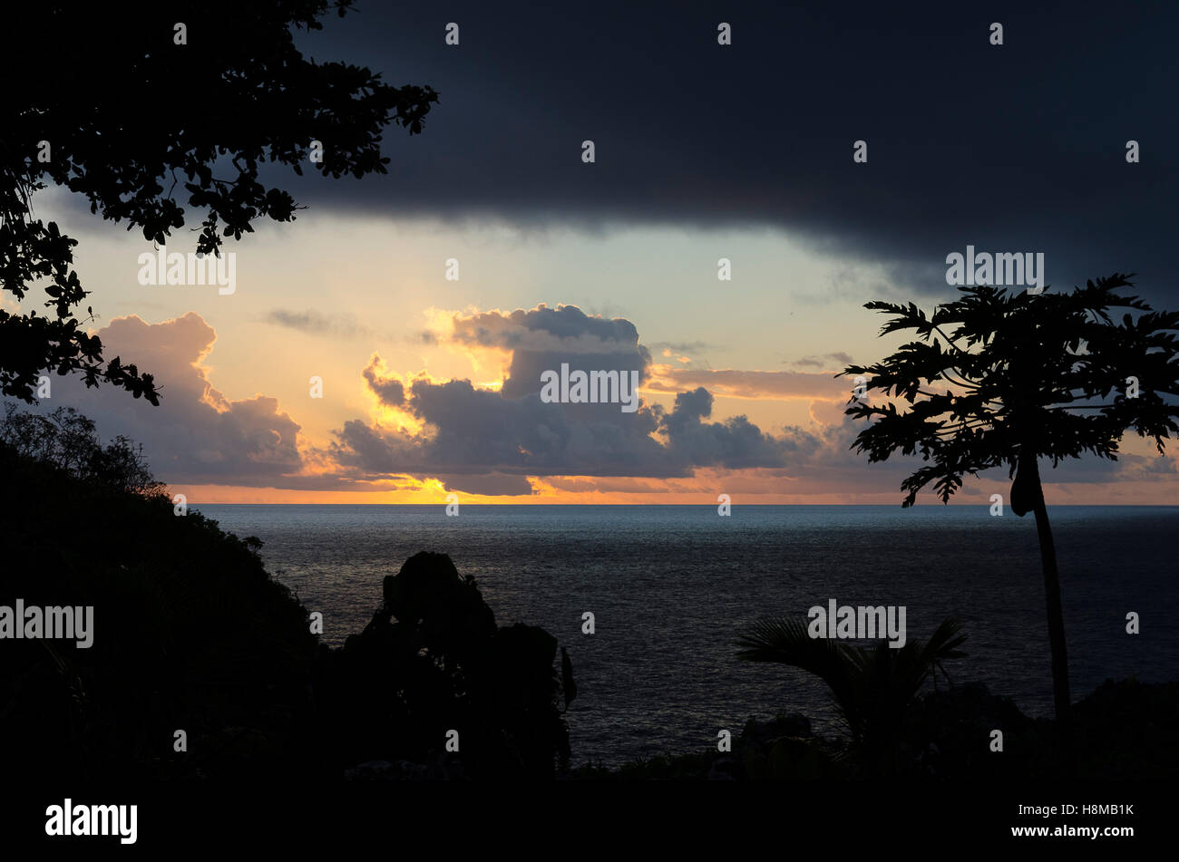 La fin de l'après-midi soleil qui brille à travers les nuages, Anaiki, Niue, le Pacifique Sud, l'Océanie Banque D'Images