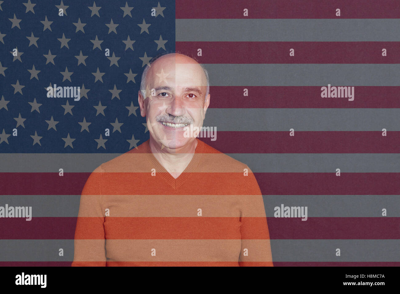 Armenian homme debout en face de l'US Flag Banque D'Images