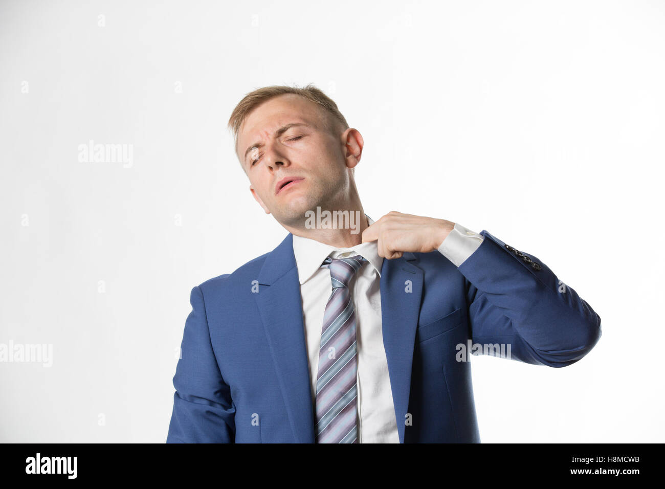 Businessman adjusting son collier comme il est chaud Banque D'Images