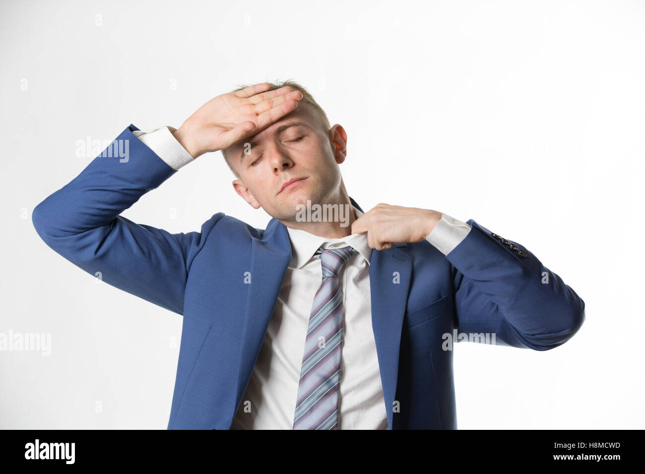 Businessman adjusting son collier comme il est chaud Banque D'Images