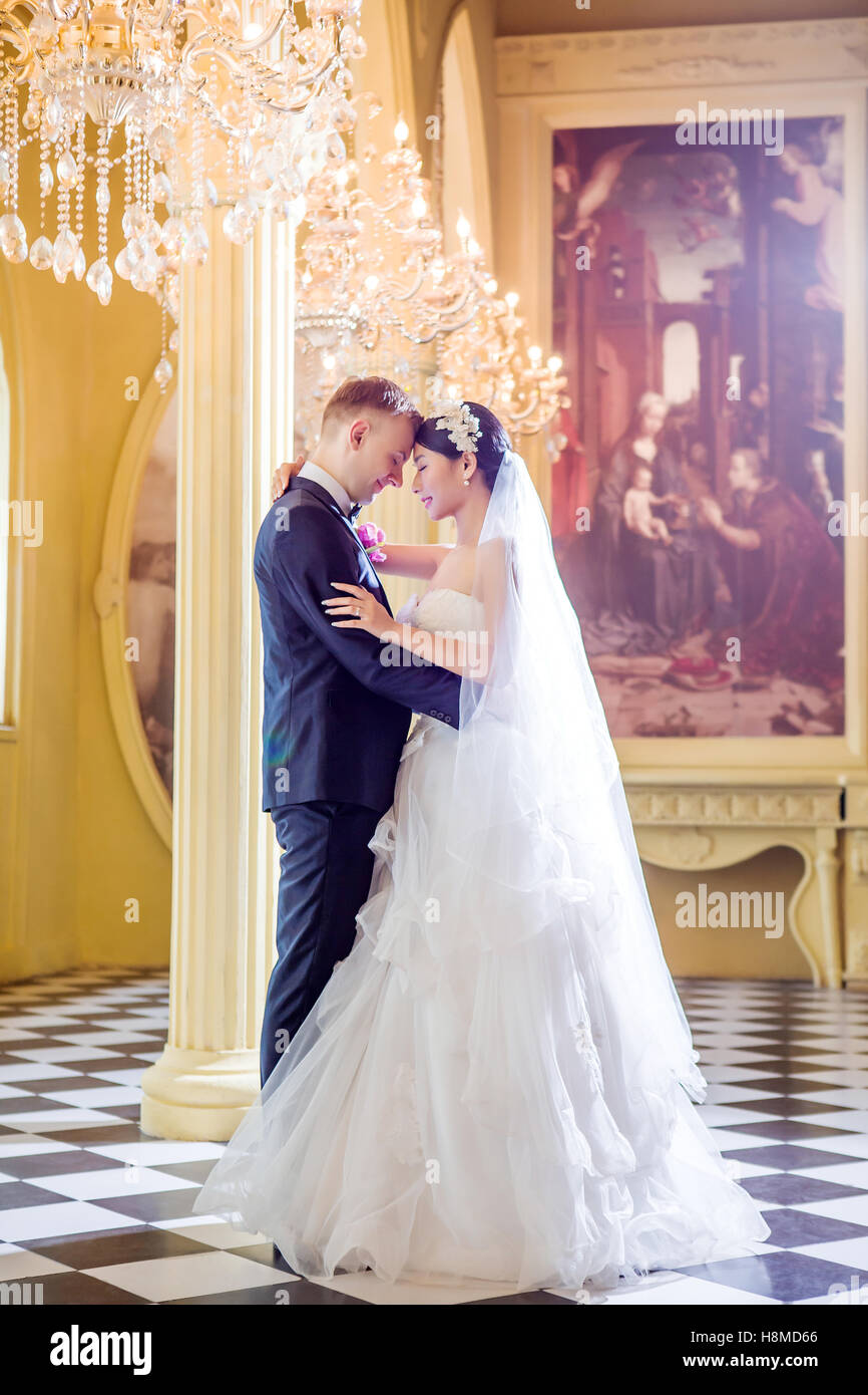 Vue latérale d'un mariage romantique couple standing in church Banque D'Images Vue latérale d'un mariage romantique couple standing in church Banque D'Images