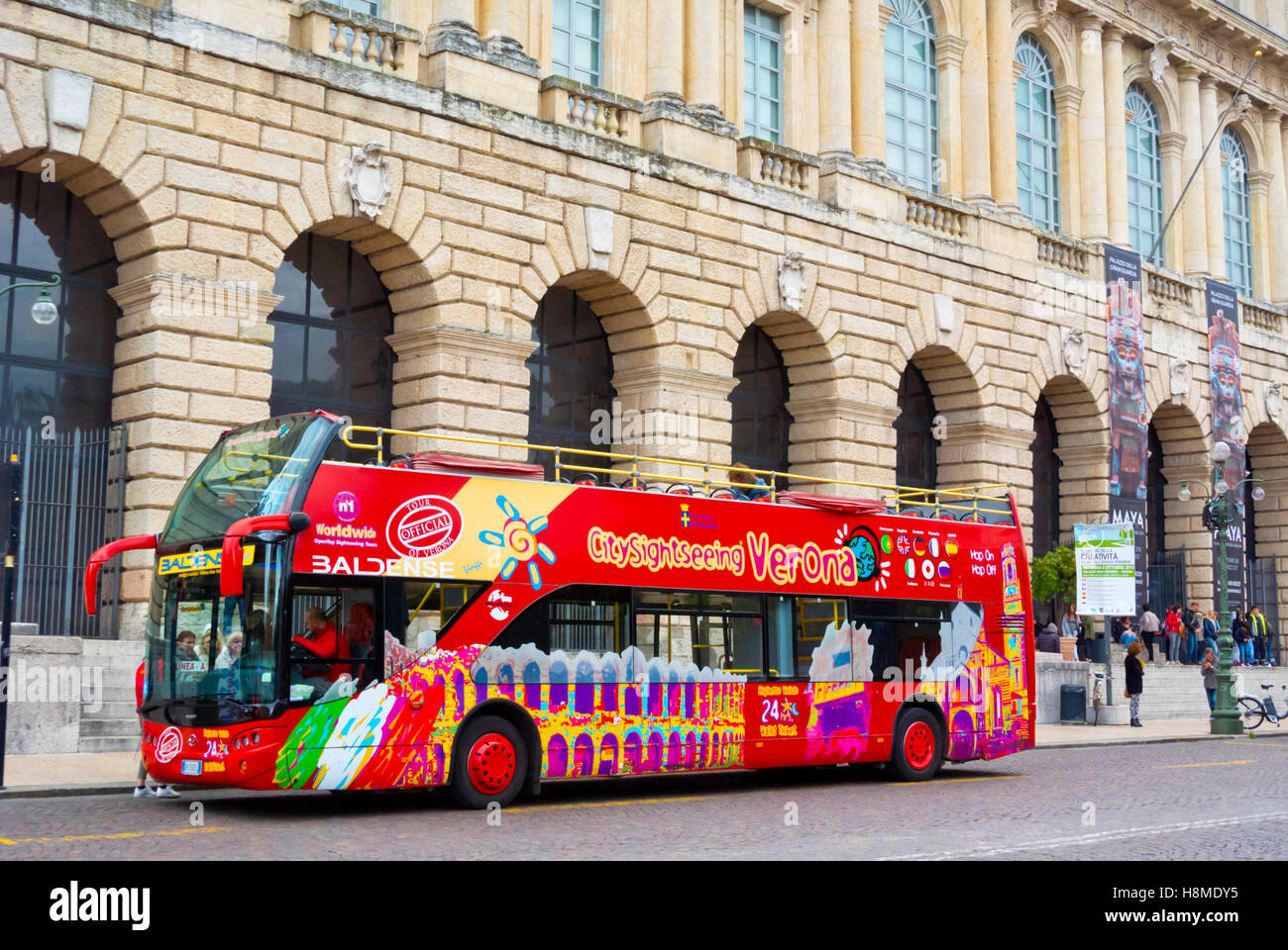 Bus Citysightseeing, la Piazza Bra, Vérone, Vénétie, Italie Banque D'Images