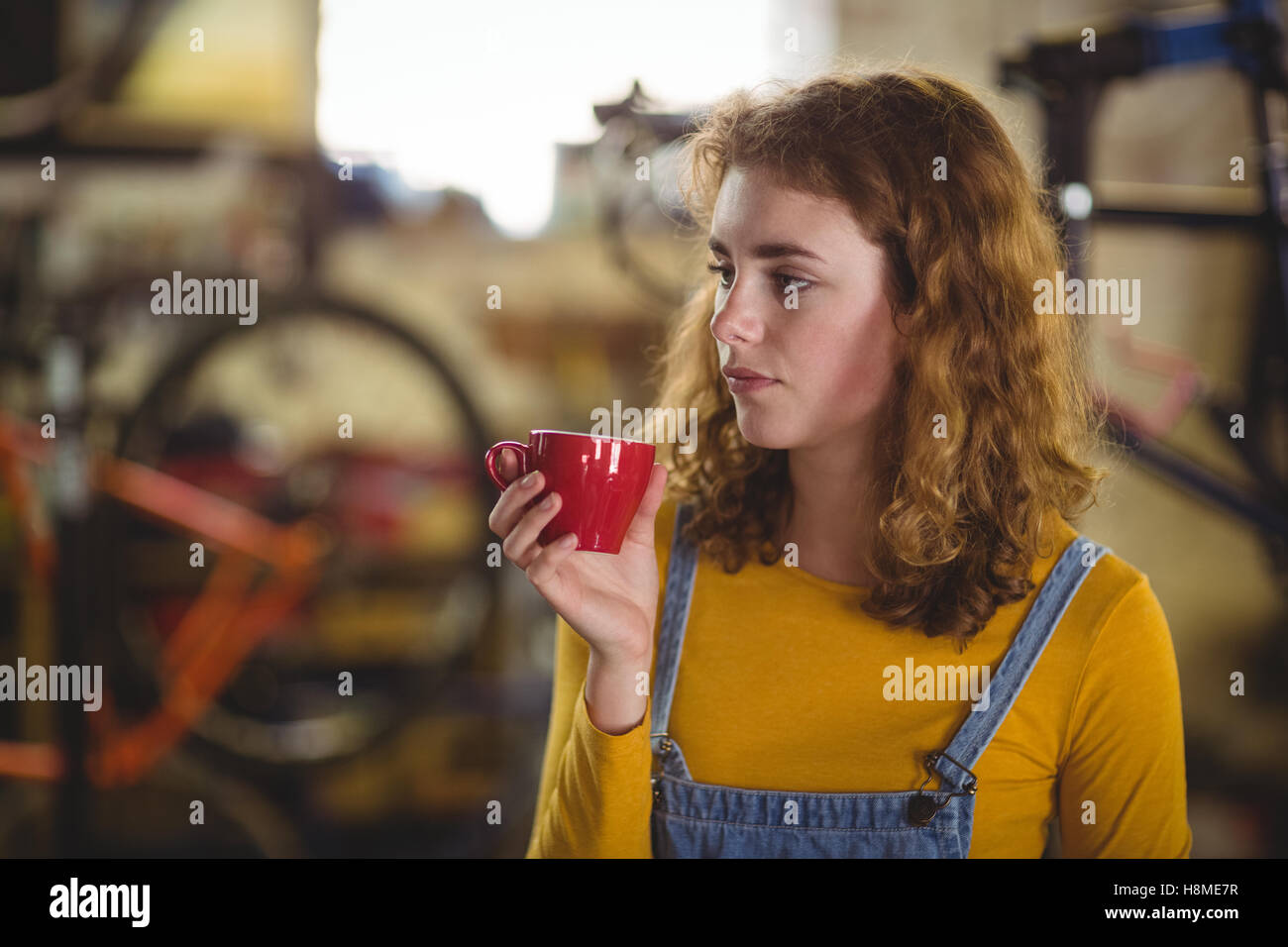 Femme sérieuse ayant une tasse de café Banque D'Images