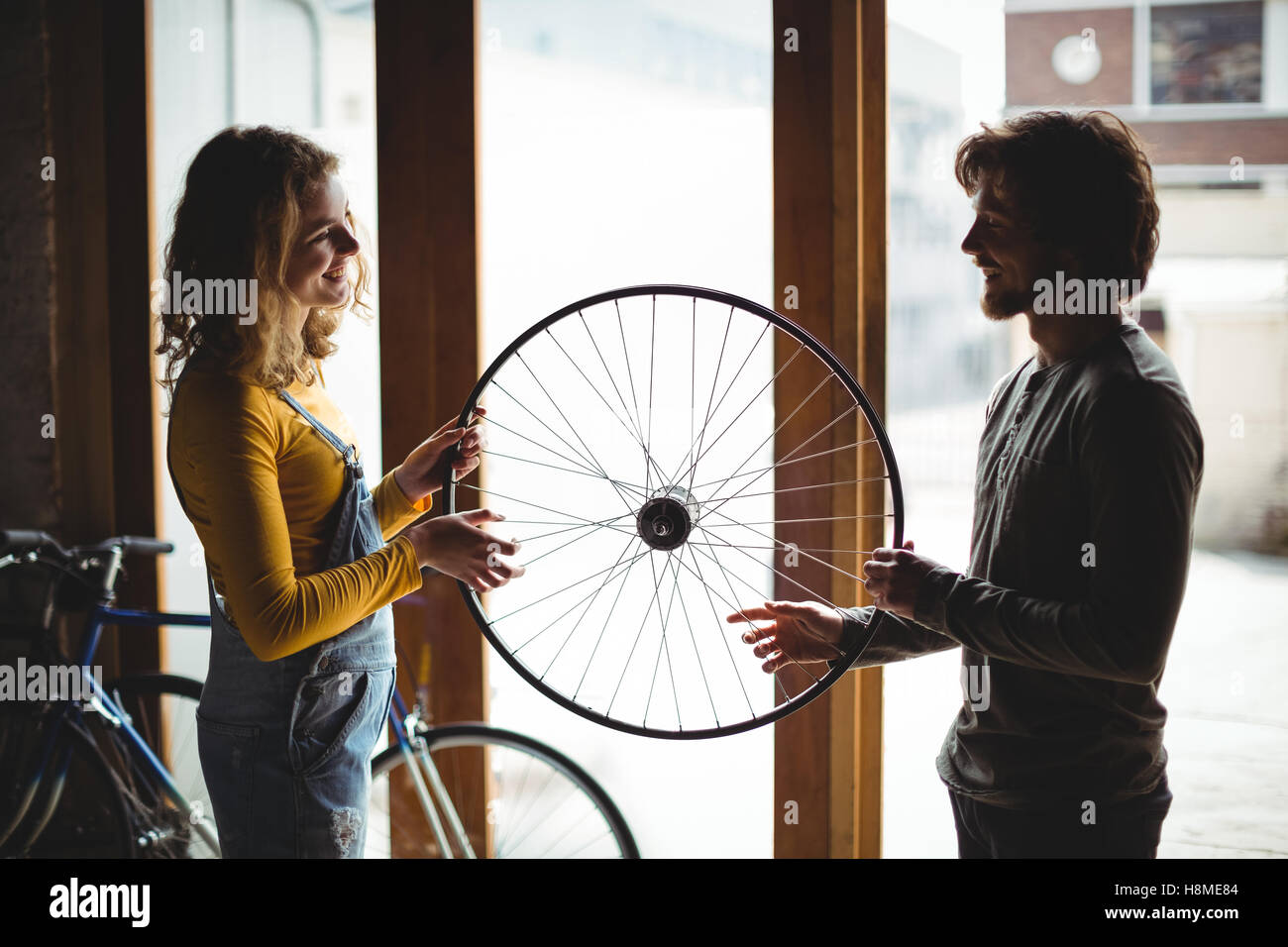 L'interaction mécanique lors de l'examen d'une roue de vélo Banque D'Images