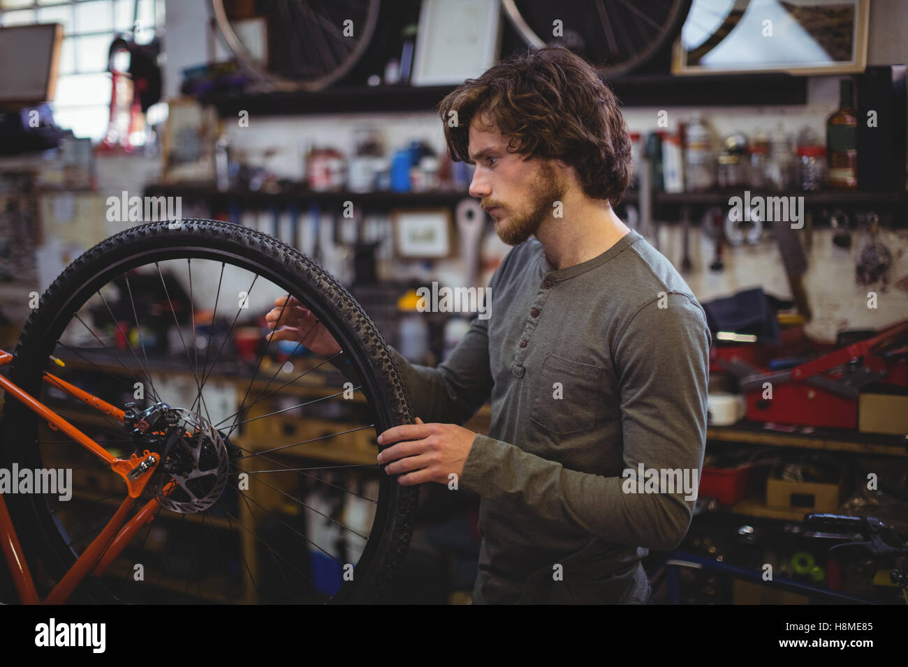 L'examen de mécanicien d'une roue de vélo Banque D'Images