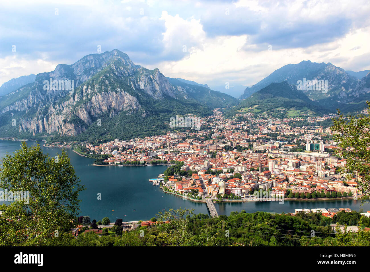 Vue aérienne de la ville de Lecco sur le lac de Côme, Italie Banque D'Images