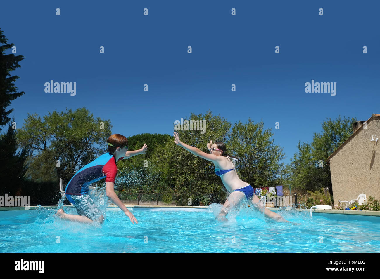 Enfants sautant dans l