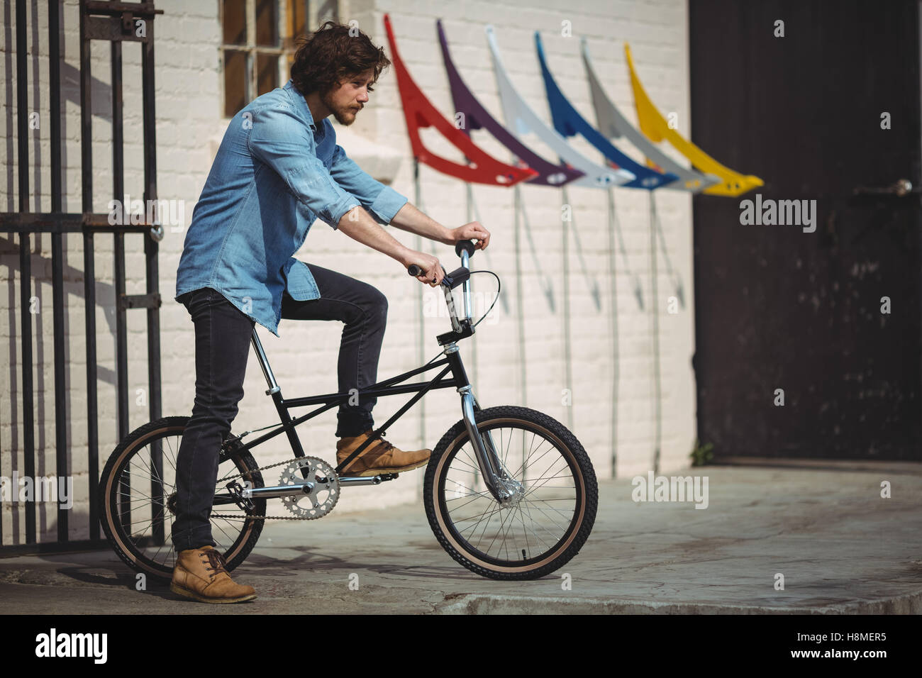 Handsome man riding bicycle Banque D'Images