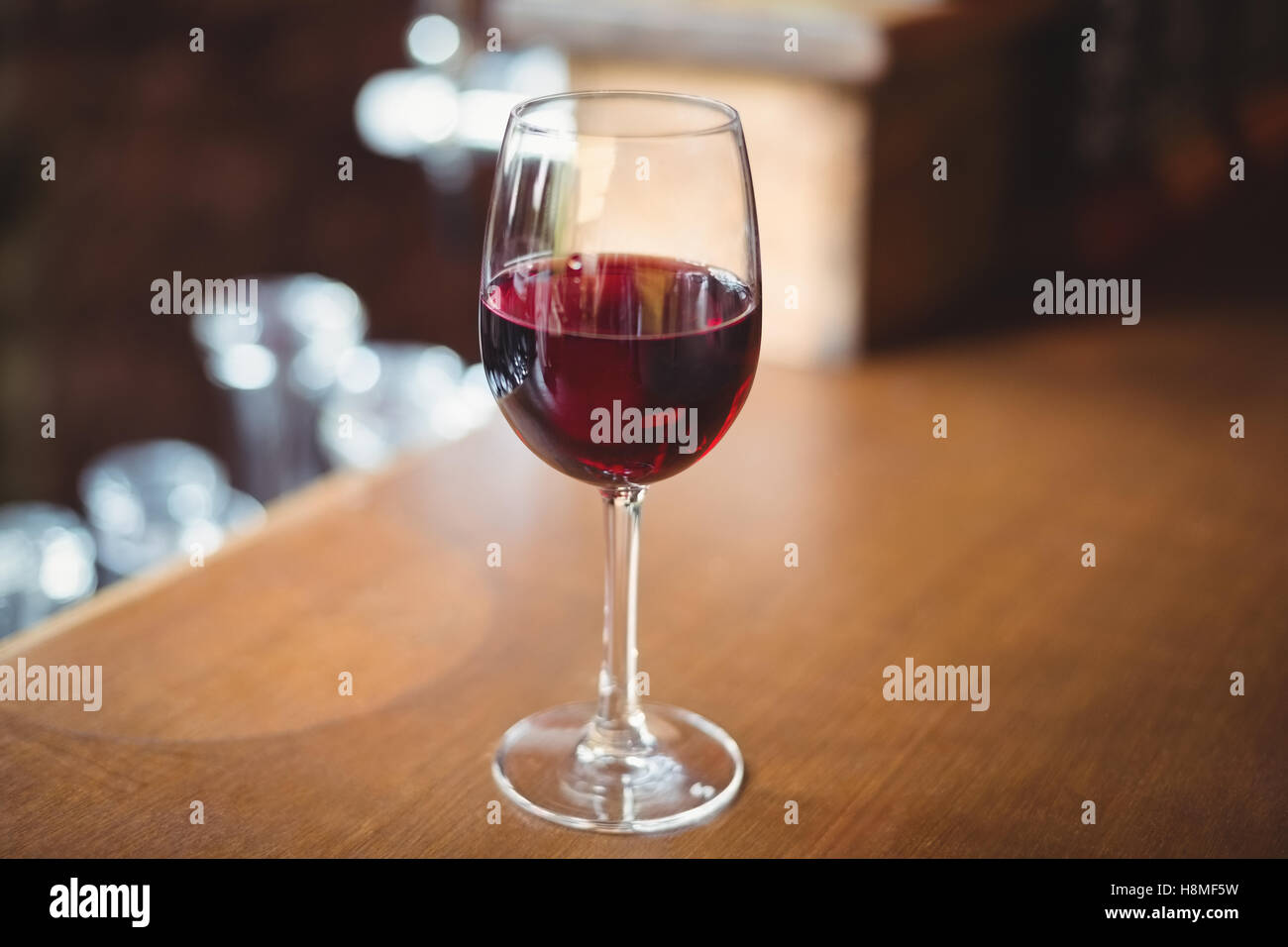 Close-up du verre de vin rouge sur la table Banque D'Images