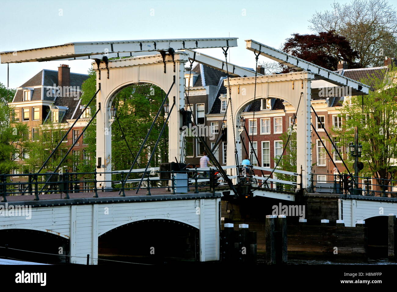 Skinny bridge Amsterdam traversant la rivière Amstel Banque D'Images