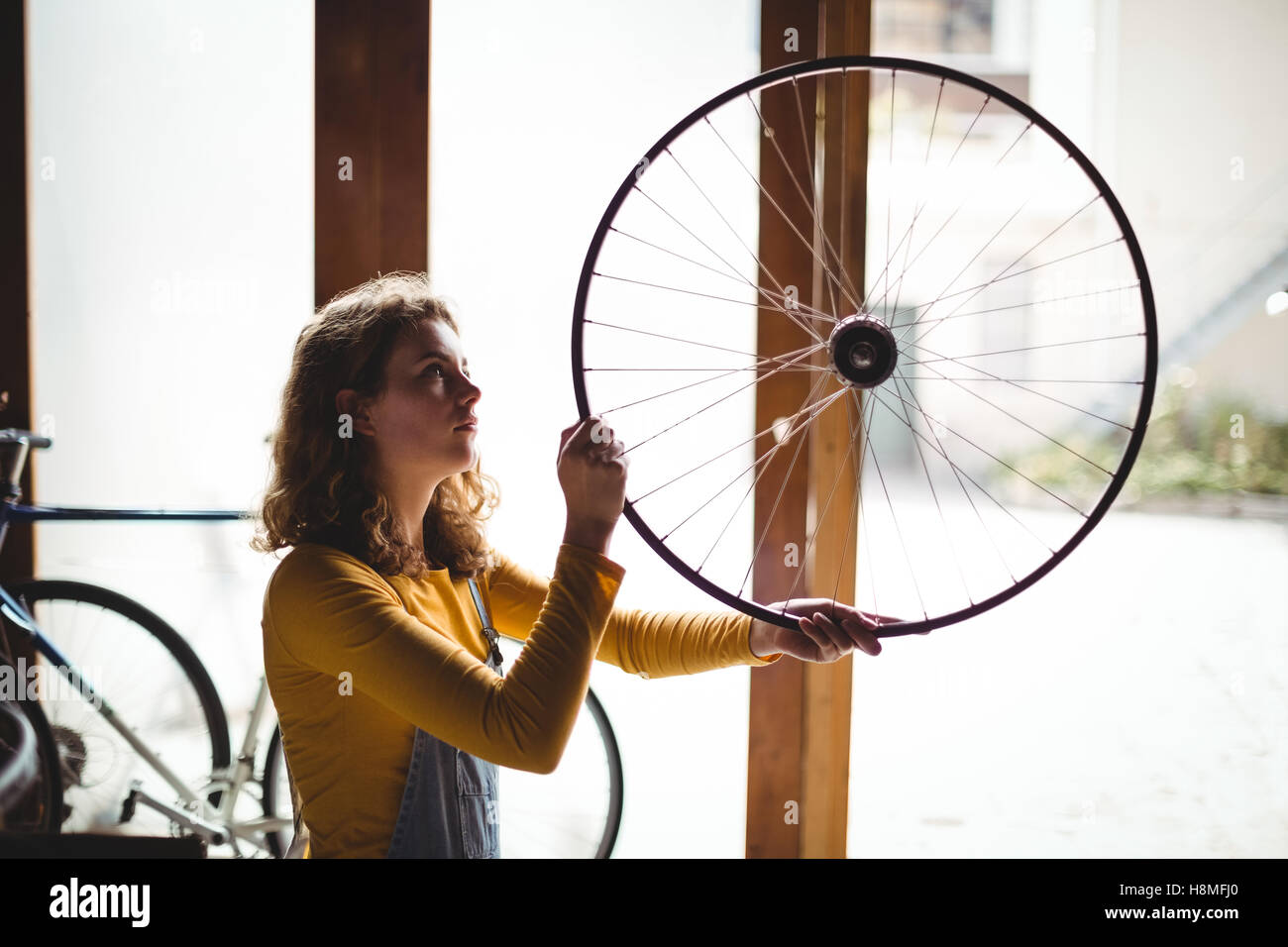 L'examen de mécanicien d'une roue de vélo Banque D'Images