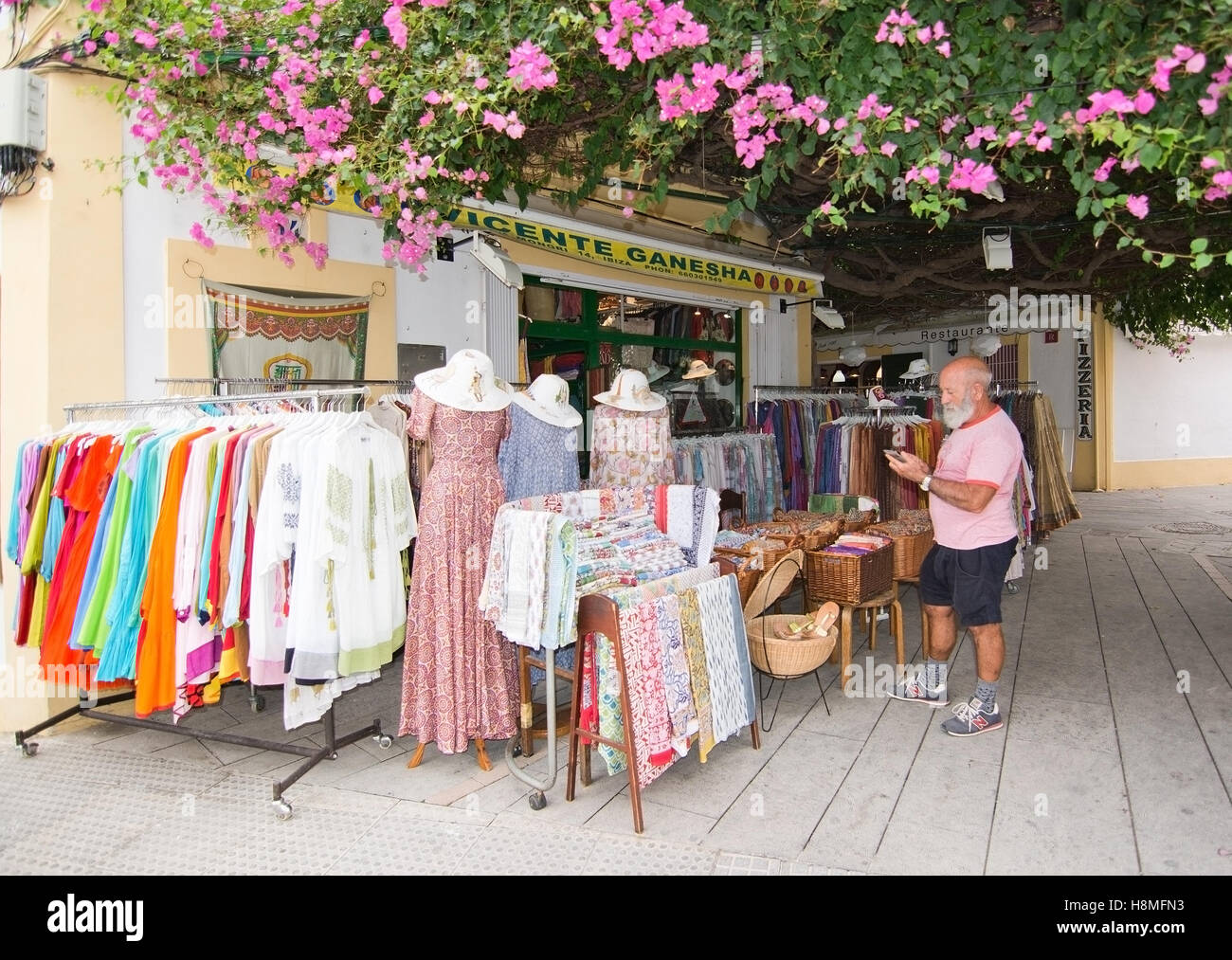 Vincent Ganesha store avec vintage et de la mode hippie de bougainvillées rose sous Banque D'Images