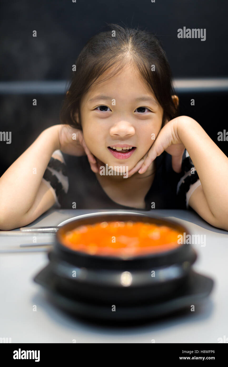 Enfant asiatique avec Kimchi coréen traditionnel de la soupe. Banque D'Images