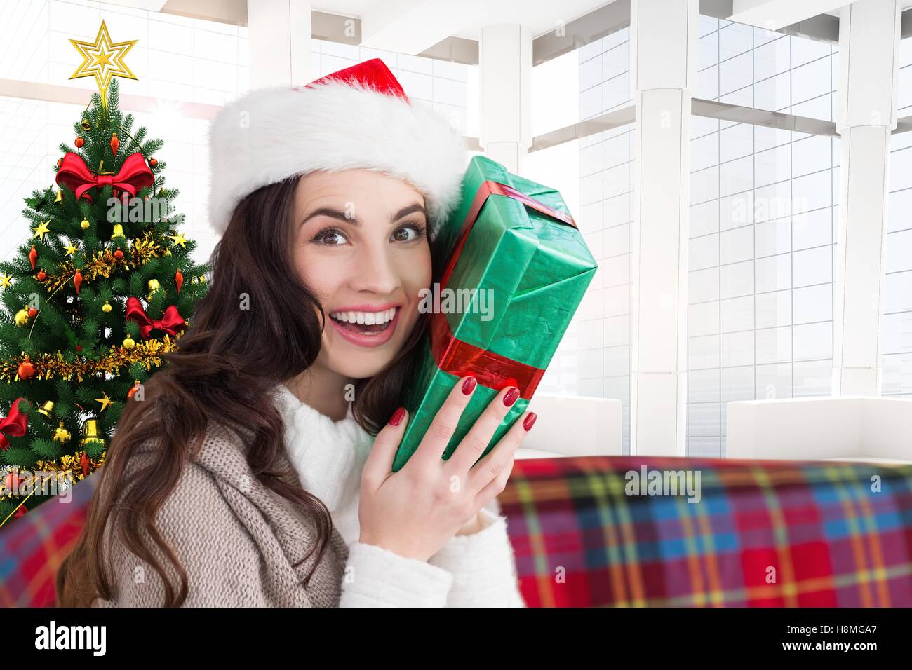 Beautiful woman in santa hat holding a gift Banque D'Images