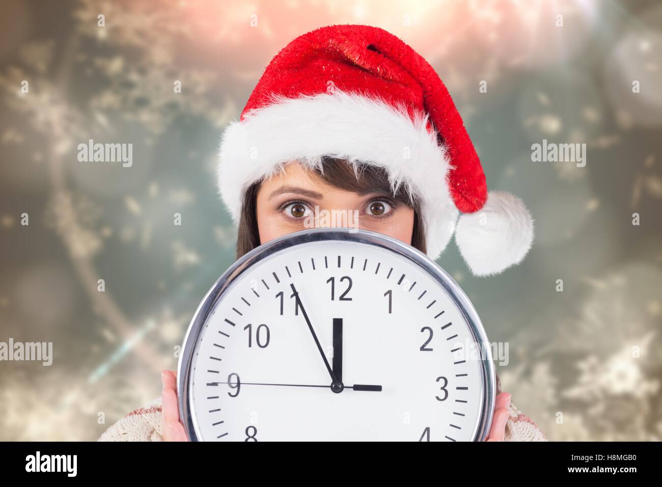 Impatient woman in santa hat holding une horloge Banque D'Images