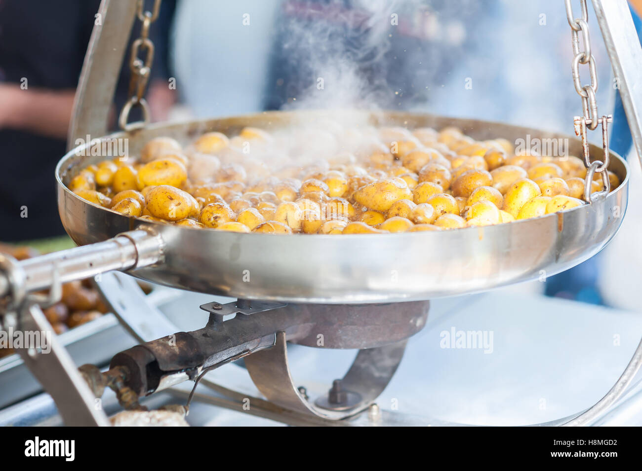 Pommes de terre nouvelles. Frire dans une poêle. Recette italienne : pommes de terre cuite à Salento. Focus sélectif. Banque D'Images