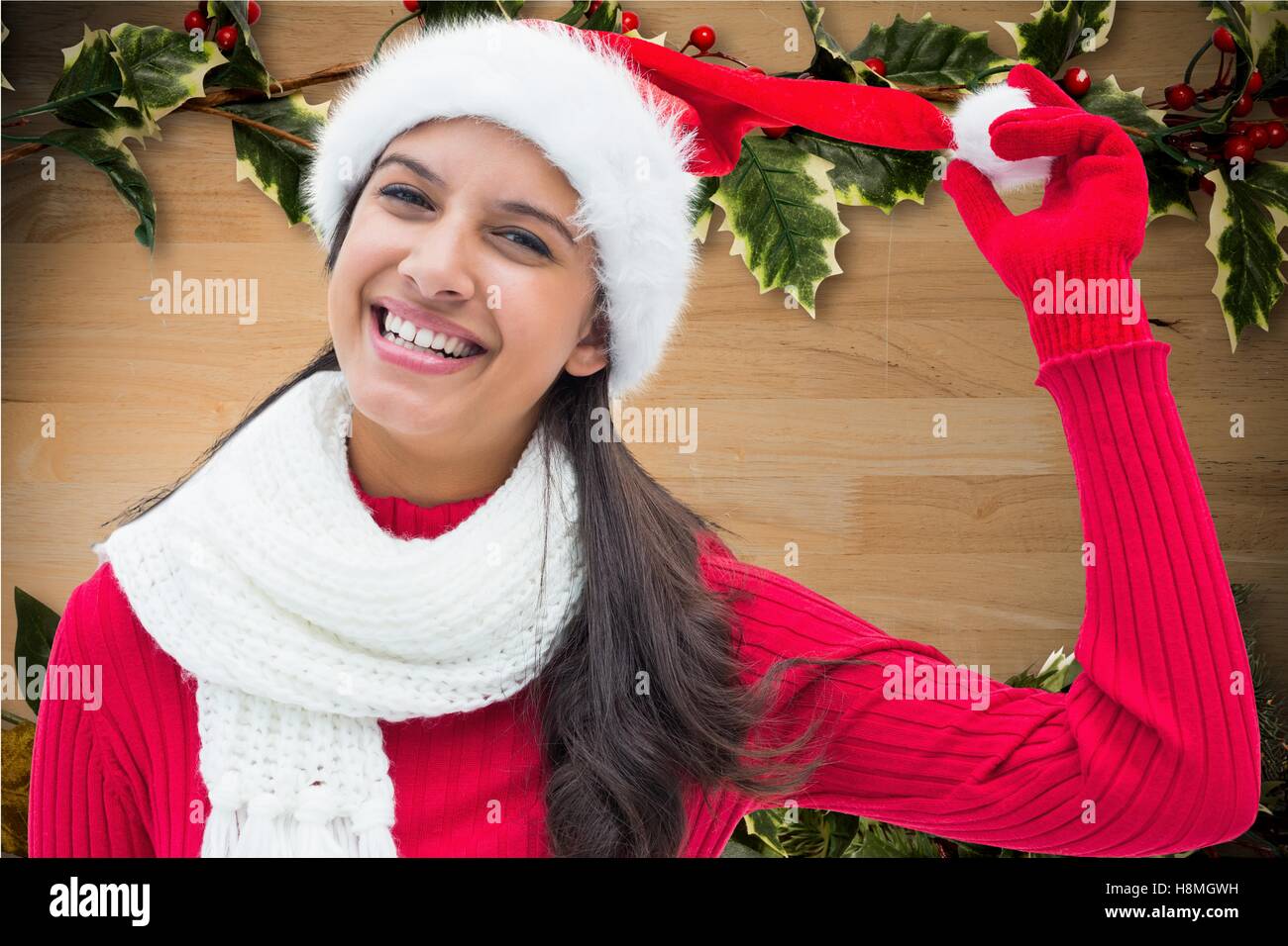 Portrait de femme belle holding santa hat Banque D'Images