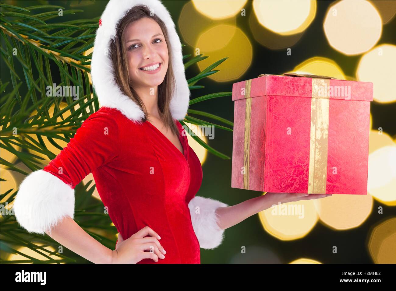 Belle femme en costume santa holding a gift Banque D'Images