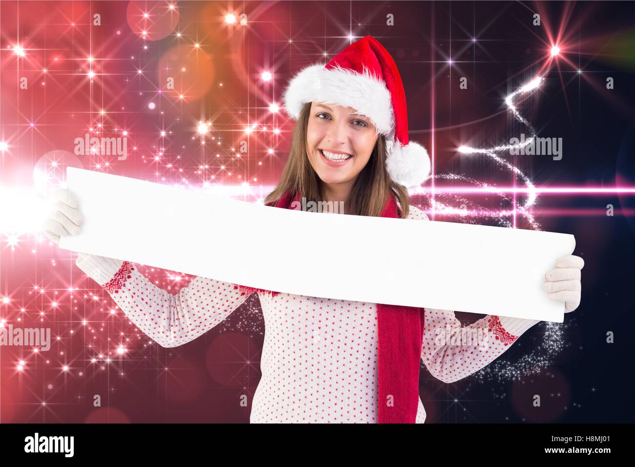 Beautiful woman in santa hat holding une bannière Banque D'Images