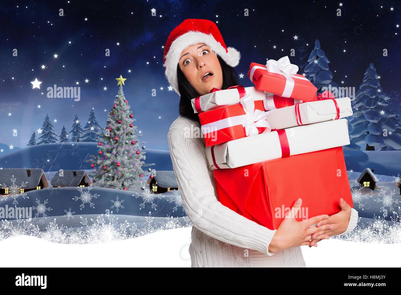 Confondre femme dans santa hat holding pile de cadeaux de Noël Banque D'Images