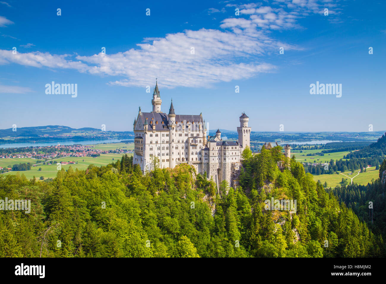 La vue classique du célèbre château de Neuschwanstein, l'un des châteaux les plus visités d'Europe, sur une belle journée ensoleillée en été, Bavière, Allemagne Banque D'Images