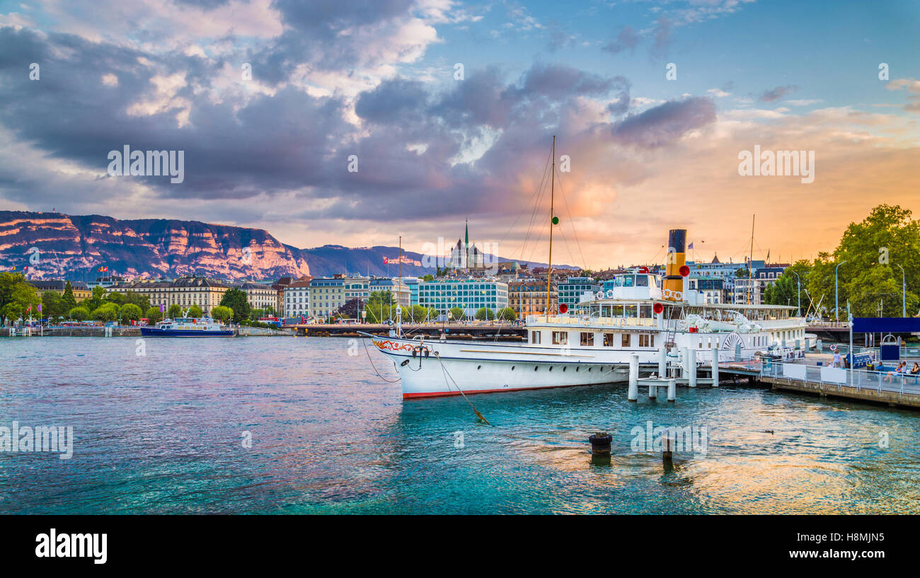 L'affichage classique du centre historique de la ville de Genève avec bateau à vapeur traditionnel sur le Lac Léman au coucher du soleil, Suisse Banque D'Images