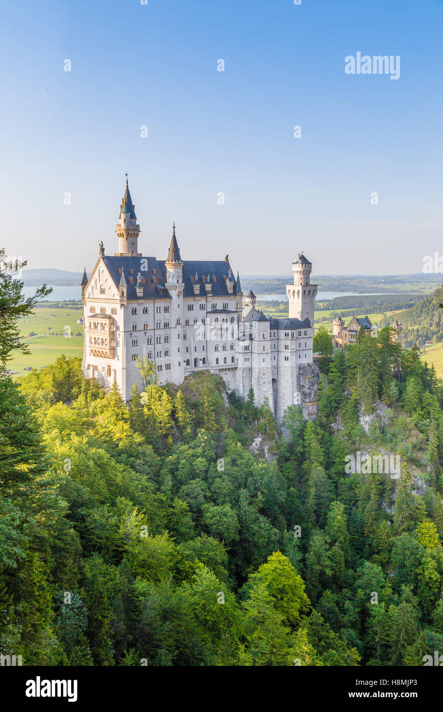 La vue classique du célèbre château de Neuschwanstein, l'un des châteaux les plus visités d'Europe, au coucher du soleil, Bavière, Allemagne Banque D'Images